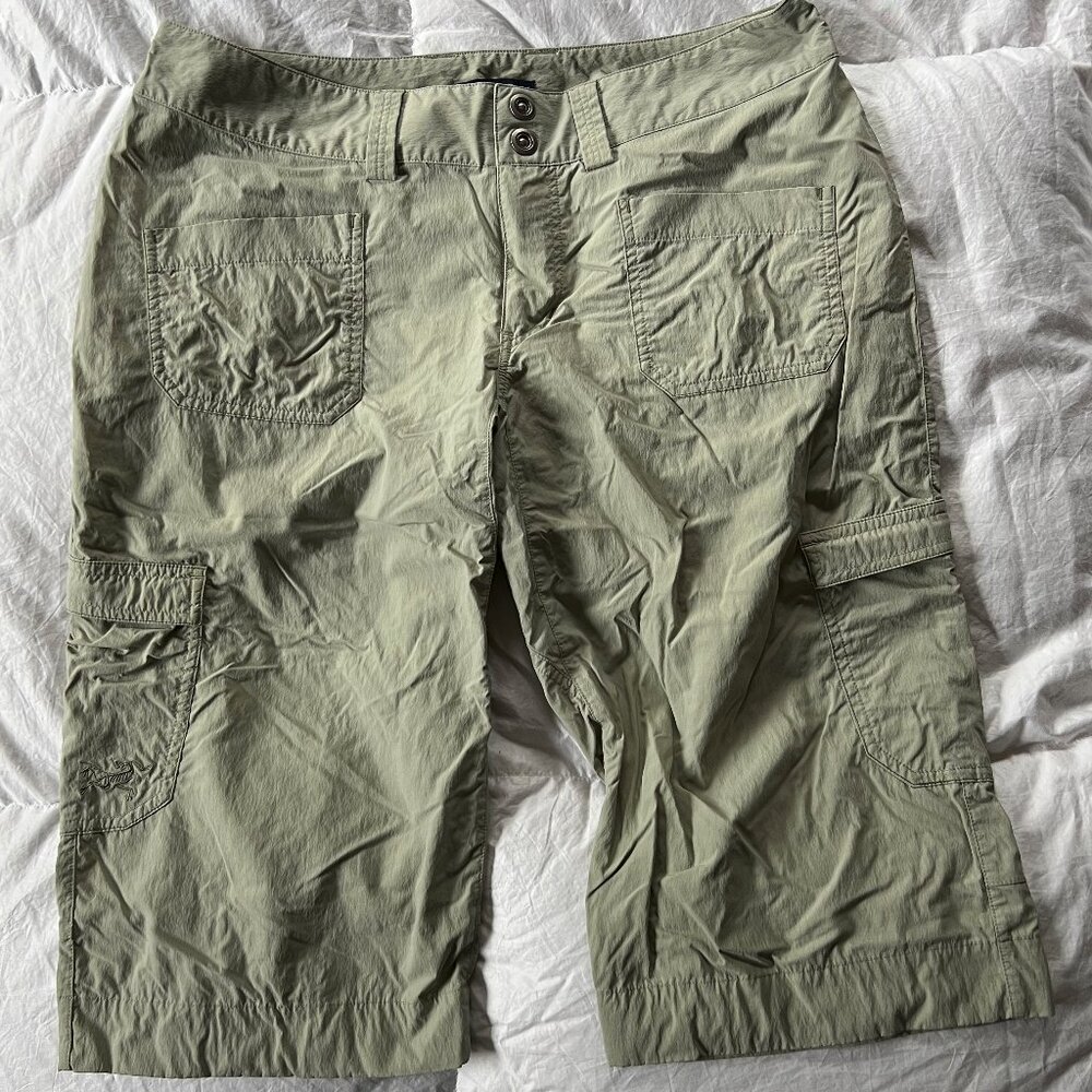 Arc'teryx Womens 'Rampart' Long Cargo Shorts Size 8 light sage green